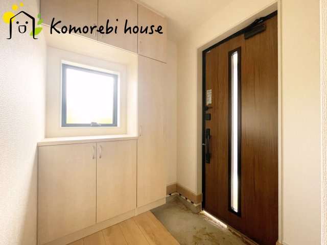上尾市平方　2期　新築一戸建て　リーブルガーデン　03の玄関|明るい玄関です