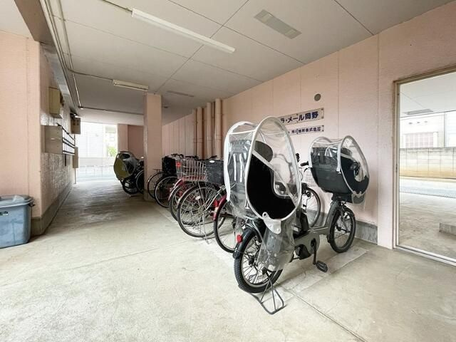 ラ・メール岡野の駐車場