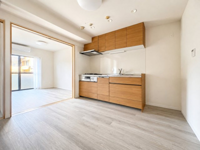 【居間・リビング】 | ライオンズマンションたまプラーザ第5 | ◆家族で食卓を囲むダイニングスペースと、ソファでゆったりくつろぐリビングスペースがしっかり区切られているので家具の配置や用途を使いわけしやすいです。