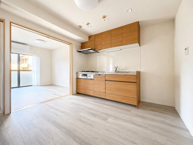 【居間・リビング】 | ライオンズマンションたまプラーザ第5 | ◆家族で食卓を囲むダイニングスペースと、ソファでゆったりくつろぐリビングスペースがしっかり区切られているので家具の配置や用途を使いわけしやすいです。