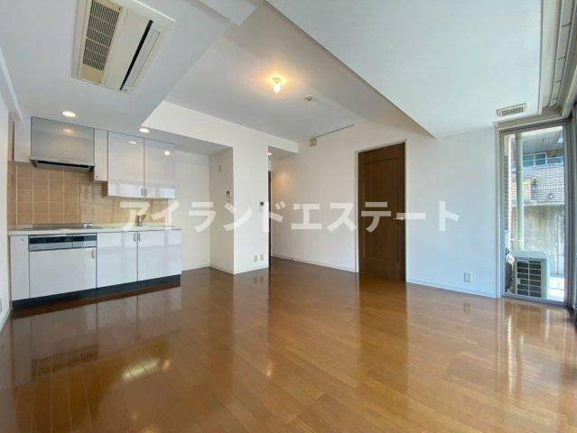 LANAI HILLS 26　角部屋　宅配BOX　オートロックの居間・リビング