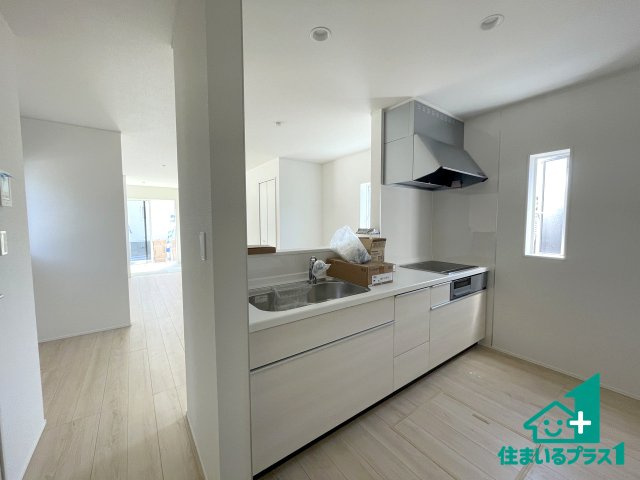 ★京田辺市薪天神堂　第9期　新築一戸建ての居間・リビング|シンプルなリビングは、観葉植物等のインテリアを楽しめますね！パパ好みにも、ママ好みにも家具次第で雰囲気を変えることができます！