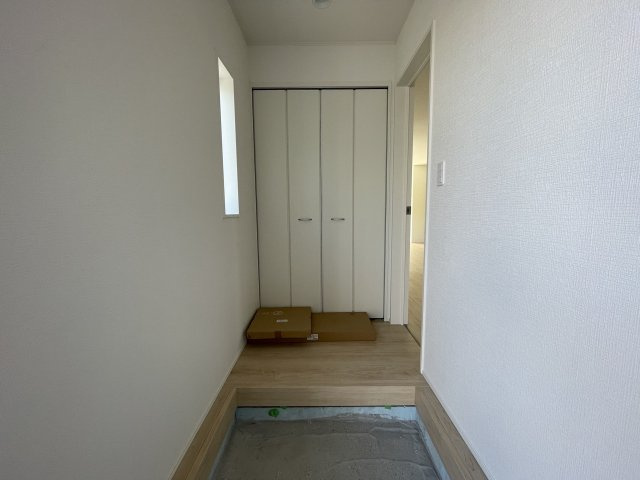★京田辺市薪天神堂　第9期　新築一戸建ての玄関|シューズボックスにはたくさんの靴が収納できるので玄関周りはいつもスッキリ！ご家族が増えても安心！
