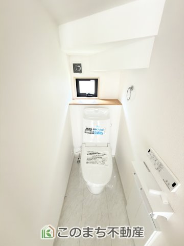 いろどりアイタウン矢板市鹿島町のトイレ|小窓から換気ができて清潔なトイレスペース☆