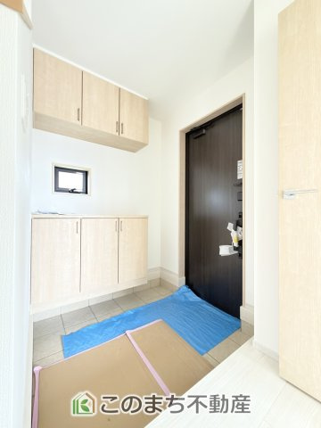 いろどりアイタウン矢板市鹿島町の玄関|広々とした玄関スペース♪たくさんの靴を収納できる下駄箱もございます。