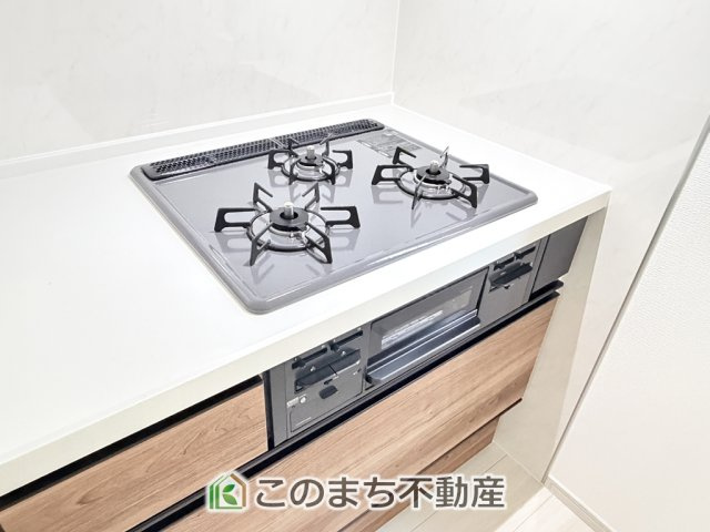 いろどりアイタウン矢板市鹿島町のキッチン|三ツ口コンロ採用で、同時調理もスムーズ◎！お料理を並べられるカウンター付きで、配膳・片付けをサポート！リビングで過ごすご家族とコミュニケーションを楽しみながら作業可能です♪
