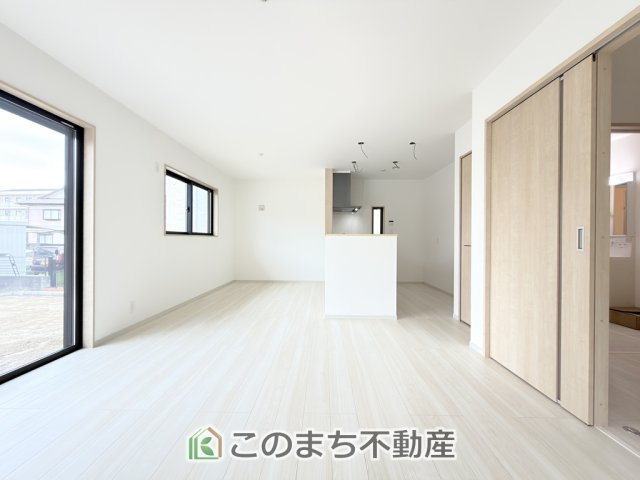 いろどりアイタウン矢板市鹿島町の居間・リビング|開放感のある広々としたリビング☆家族みんなでゆったりくつろげます♪
南側から暖かな日差しが差し込みます♪キッチンからリビングの様子がよく見渡せます☆