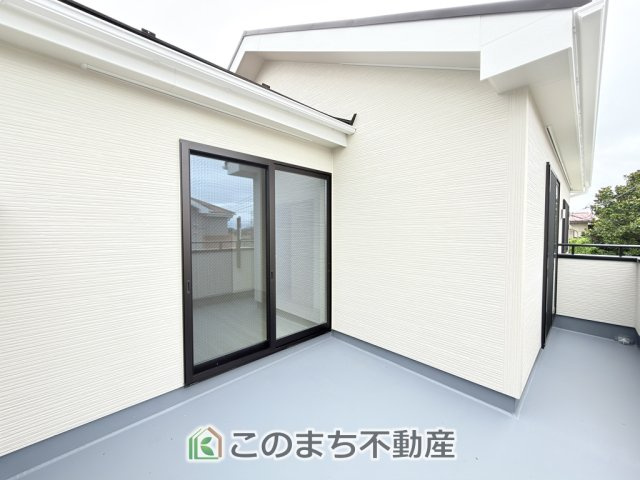 いろどりアイタウン矢板市鹿島町のバルコニー|南向きの大型バルコニーは陽当り良好で、たっぷりのお洗濯物もよく乾きます！
さらにインナーバルコニーなので雨の日でも安心してお出かけできますね♪