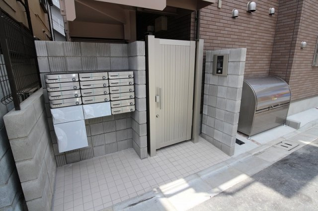 荒川区東日暮里２丁目のアパートのエントランス