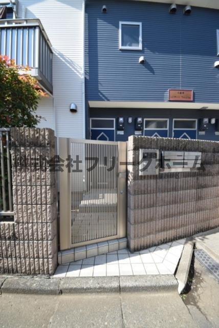 小金井市貫井北町１丁目のアパートのエントランス