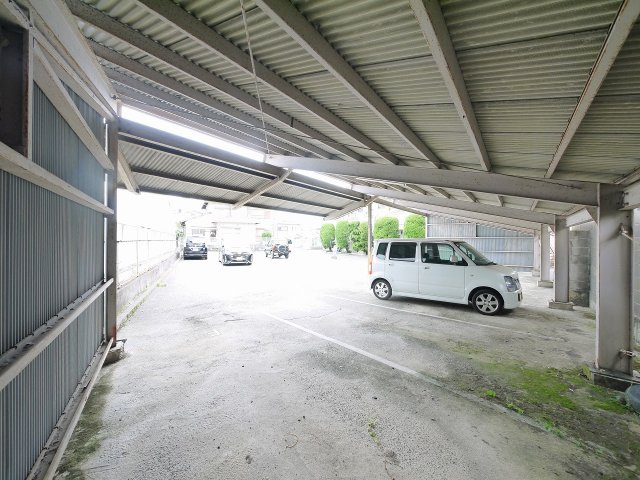 メゾン紀寺モータープールの駐車場