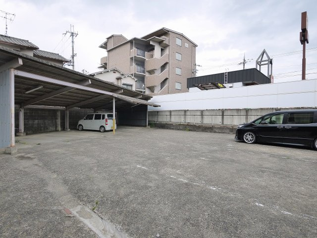 メゾン紀寺モータープールの駐車場