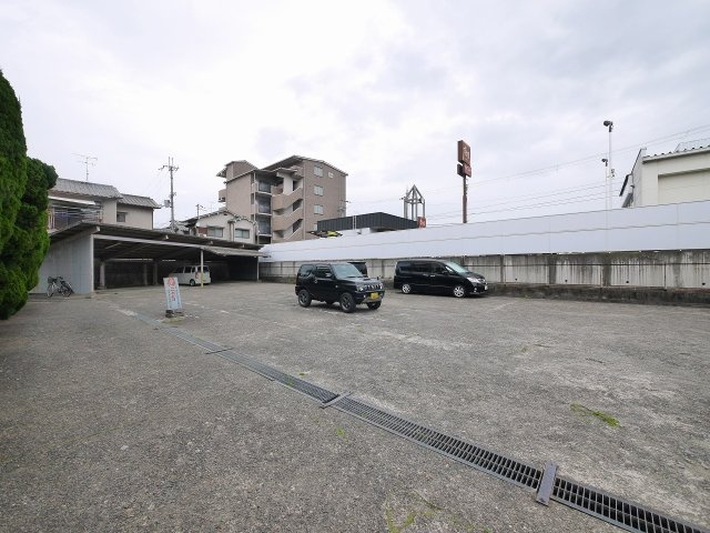 メゾン紀寺モータープールの駐車場