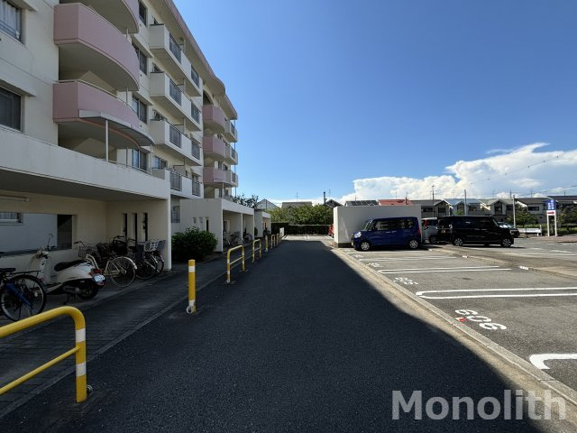 フレール助松100号棟の駐車場