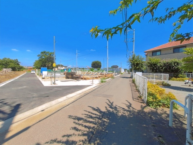 所沢市中富・全13棟　新築一戸建　13号棟の前面道路含む現地写真|2026年8月5日撮影