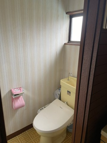 静かな路地奥の住まい～神奈川県藤沢市藤が岡２丁目～のトイレ|小窓付きで換気がしやすく、清潔感を保ちやすい温水洗浄便座