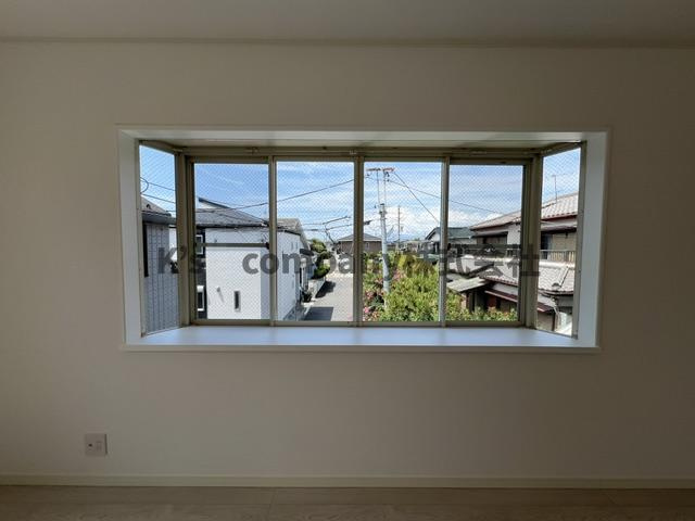 ◎茅ヶ崎市松浪2丁目　中古戸建の洋室|出窓付き・外の光がお部屋全体に入り込み明るい居室◇◇