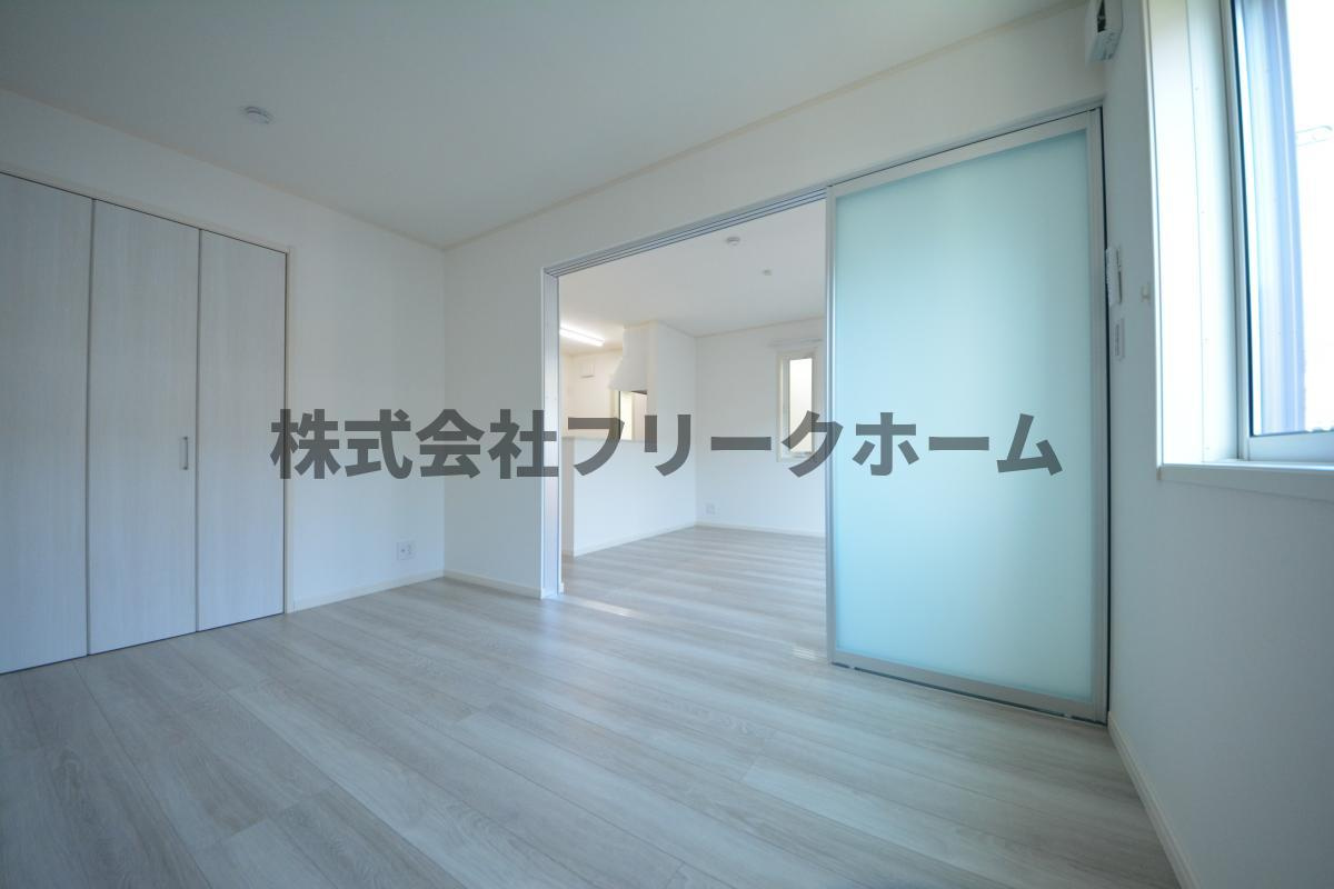 武蔵野市境南町５丁目のアパートの居間・リビング