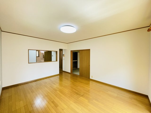 【居間・リビング】 | 幸手市緑台1丁目　中古戸建
