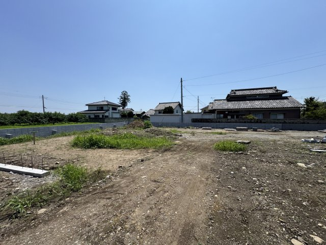 新築　前橋市女屋町全5棟　Blooming　Garden　2号棟の駐車場|現地写真　駐車スペースは並列2台+1台分可能です！
