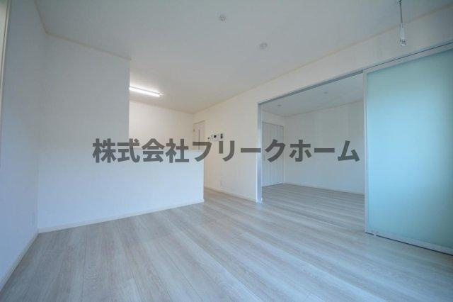 武蔵野市境南町５丁目のアパートの居間・リビング