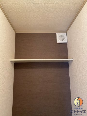 サンライズ稲富のトイレ|収納棚があります