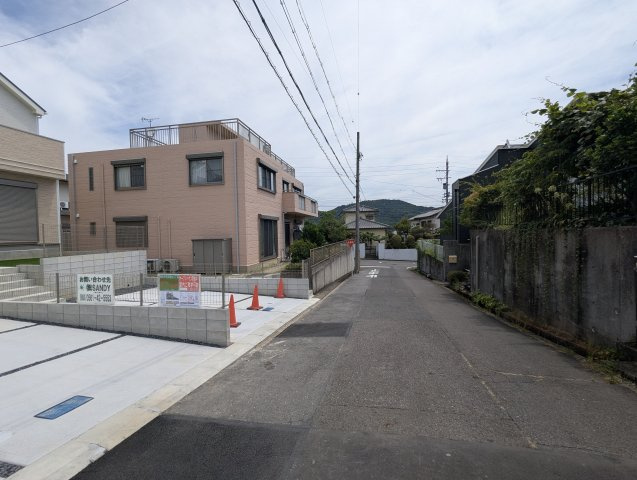 ハートフルタウン　春日井市石尾台6丁目4番　全2棟の前面道路含む現地写真