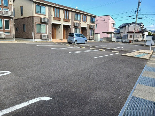 ルーナリア　Ⅲの駐車場