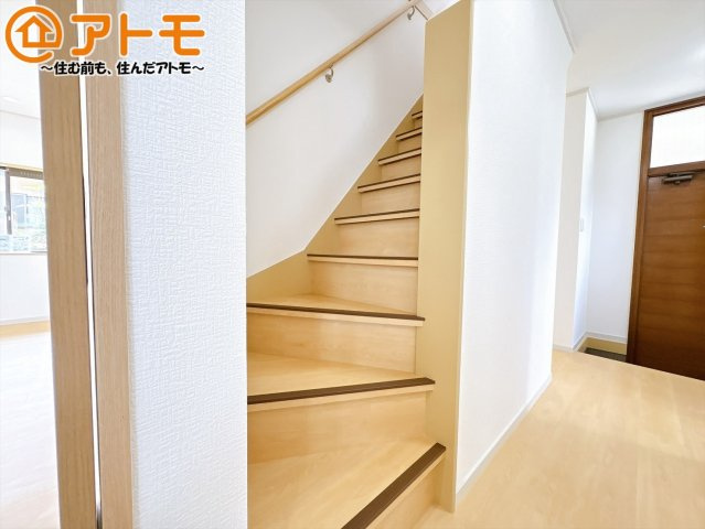 【内装】 | 裾野市千福が丘1丁目　中古一戸建て | 階段は緩やかで手すりもついているので上りやすくなっています！