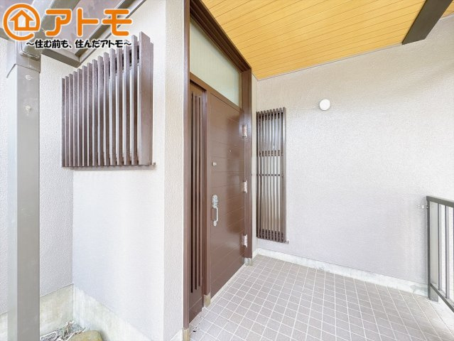 【玄関】 | 裾野市千福が丘1丁目　中古一戸建て | 落ち着いた色合いの玄関はダブルロックで防犯性に優れた仕様になっています♪