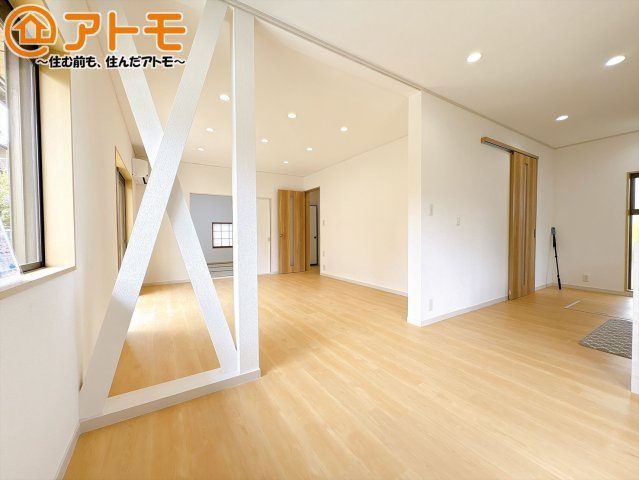 【居間・リビング】 | 裾野市千福が丘1丁目　中古一戸建て | 広々としたリビングは家具によって雰囲気が変わります♪