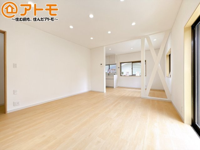 【居間・リビング】 | 裾野市千福が丘1丁目　中古一戸建て | 家族団らんのイメージは、リビングを思い浮かべませんか？リビングこそ広々とした空間が良いですね♪