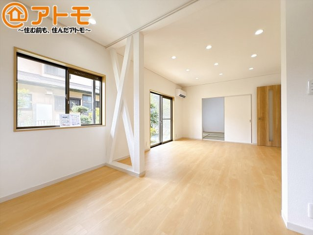 【居間・リビング】 | 裾野市千福が丘1丁目　中古一戸建て | 広々と開放的なLDKは、家族が自然と集まる広さ♪お子様のリビング学習にもピッタリ♪