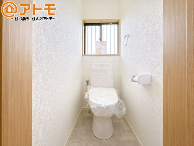 【トイレ】 | 裾野市千福が丘1丁目　中古一戸建て | 窓があり換気もすぐにできる、清潔感のあるトイレです♪