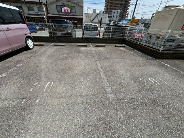 メゾンハンクスＭＴＩの駐車場