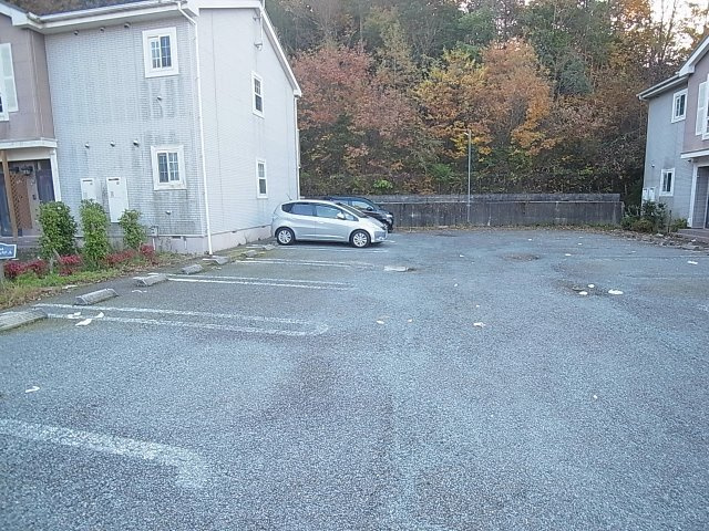 フォレスト六甲A棟の駐車場|敷地内駐車場、2台目以降も可能です