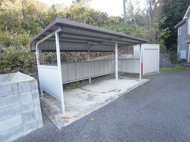 フォレスト六甲A棟のその他共用部分|駐輪スペースも有ります