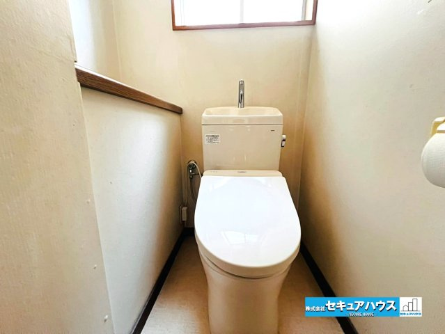 【中古戸建】日進市五色園1丁目のトイレ|【高機能トイレ】
◆高機能トイレの多くは便器のフタの開閉が自動であり、使用後に手動で水を流す面倒もなく非常に便利です。スタイリッシュな見た目で、お掃除しやすく、節水効果が高いです。　　　　　　　　　　