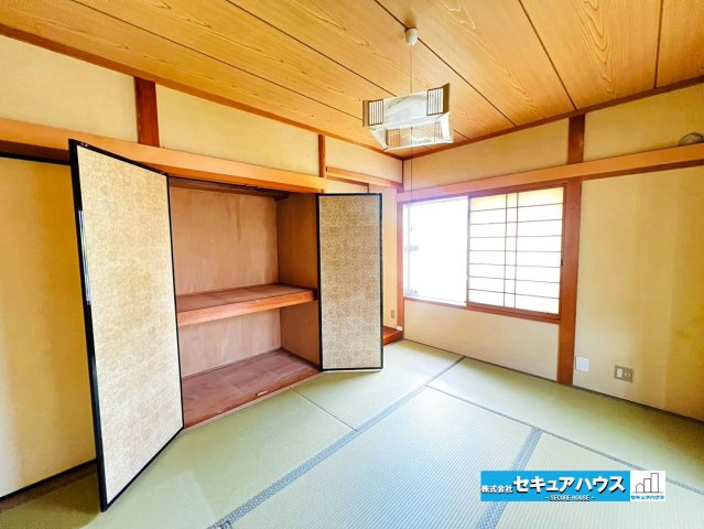 【中古戸建】日進市五色園1丁目の和室|【和室6帖角度】
◆押入付きです。来客時の布団や扇風機などの季節物をしまうこともできる便利な収納です♪床の間にはお花や掛け軸を飾ることができます。　　　　　　　　　　　　　　　　　　　　　　　　　　　