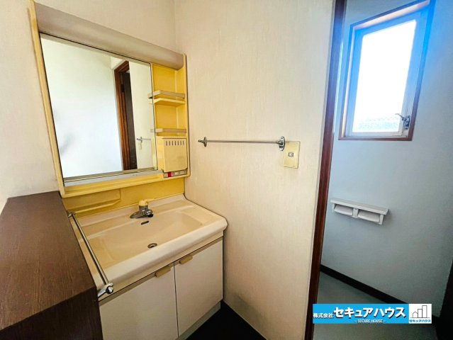 【中古戸建】日進市五色園1丁目の独立洗面台|【2階の独立洗面台】
◆朝、家族みんなが同じ時間帯に身支度をしたい時、1階と2階に分かれて混雑を減らせます。2階の床や窓を拭くとき、1階までバケツに水を汲みに行かなくて済むため家事同線が楽になります。