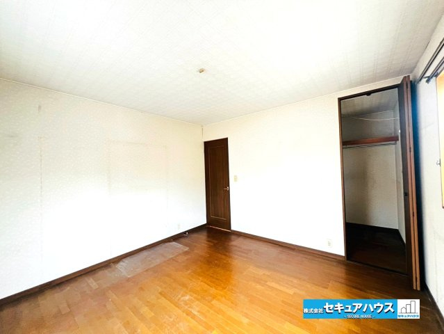 【中古戸建】日進市五色園1丁目の洋室|【洋室8帖】
◆納戸付きのお部屋です。
◆2面の窓に面しているため、陽当たり・通風共に良好です♪
◆バルコニーにも出られるお部屋です。　　　　　　　　　　　　　　　　　　　　　　　　　　　　　　　　　