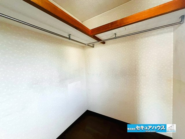 【中古戸建】日進市五色園1丁目の収納|【洋室8帖の納戸】
◆L字のハンガーパイプに上棚付きのためお洋服や荷物を沢山収納できます。　　　　　　　　　　　　　　　　　　　　　　　　　　　　　　　　　　　　　　　　　　　　　　　　　　　　　　　