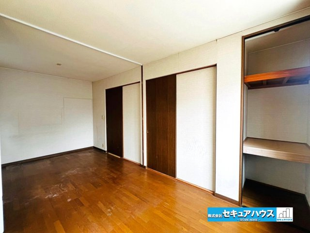 【中古戸建】日進市五色園1丁目の洋室|【洋室9帖】
◆扉が２つあるお部屋のため間仕切り対応で2つのお部屋に分けることができます。家族構成やお子様の成長に合わせて間取りを変化できるのも嬉しいポイントです。　　　　　　　　　　　　　　　　　　
