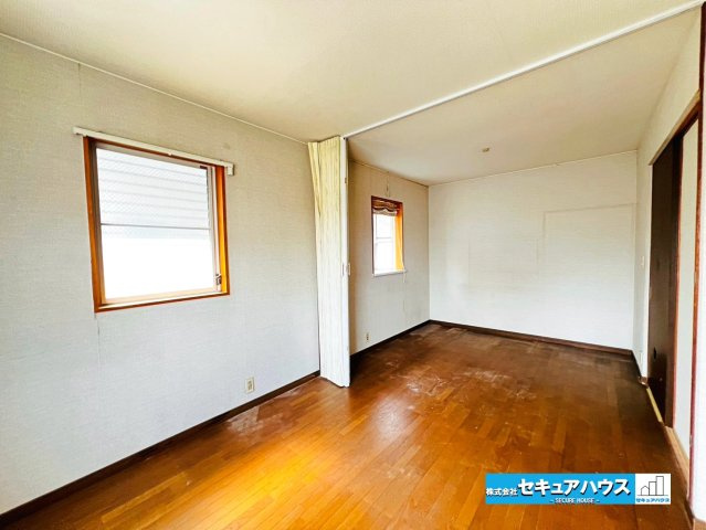 【中古戸建】日進市五色園1丁目の洋室|【洋室9帖別角度】
◆2つのお部屋に区切った場合にも窓がある設計となっており、通風や日当たりが考慮されています。
◆9帖あるため1つの広いお部屋として大きなベッドを置くこともできます。　　　　　　　　