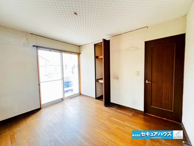 【中古戸建】日進市五色園1丁目の洋室|【洋室7帖】
◆全居室収納付きのため各居室ごとにお洋服や荷物をしまうことができます。また。全室6帖以上のためゆとりのあるプライベート時間を過ごすことが可能です。　　　　　　　　　　　　　　　　　　　　