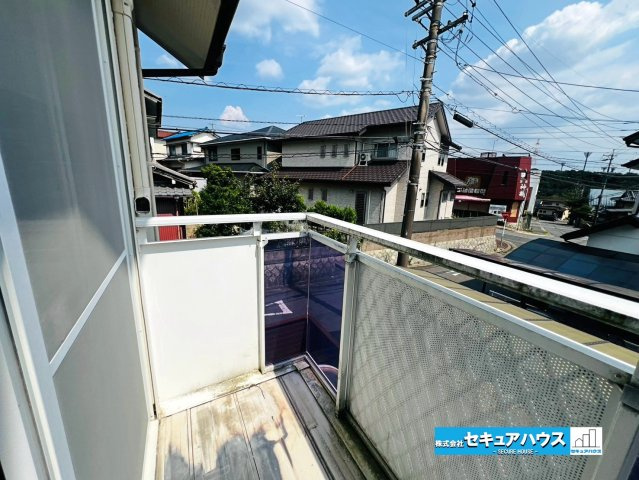 【中古戸建】日進市五色園1丁目のバルコニー|【バルコニー】
◆見晴らしもよく、太陽の温かな温もりをめいっぱい受け止めてくれます。
太陽の光と爽やかな風を受けたお洗濯物はあっという間に乾き、取りこむ時には太陽の匂いを感じられそうですね。　　　　　