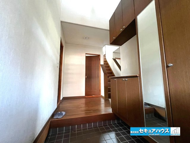 【中古戸建】日進市五色園1丁目の玄関|【玄関】
◆吹抜付きの明るい玄関です♪
◆収納豊富なシューズボックスには全身鏡付きです。身だしなみを確認してからお出かけできます。
◆ダブルロックキーで防犯面も安心です♪　　　　　　　　　　　　　　　