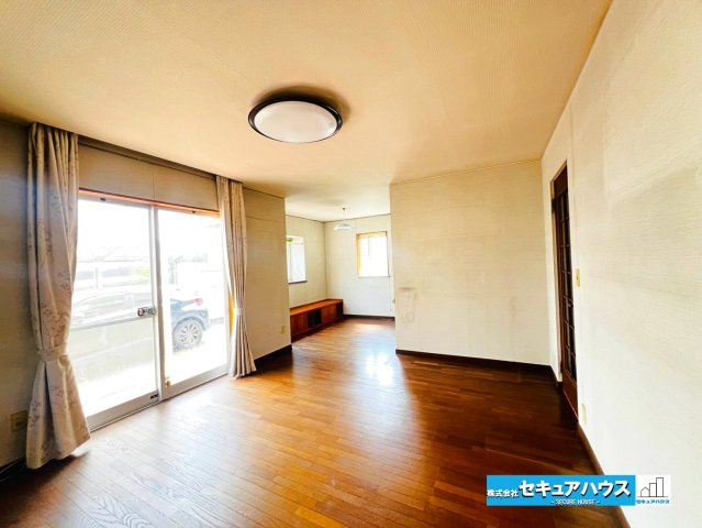【中古戸建】日進市五色園1丁目の居間・リビング|【LDK18.5帖】
◆南向き×3面採光の日当たり良好なリビングです。
◆ダイニングとリビングを分けて使うことができ、生活にメリハリがつきます。　　　　　　　　　　　　　　　　　　　　　　　　　　　　