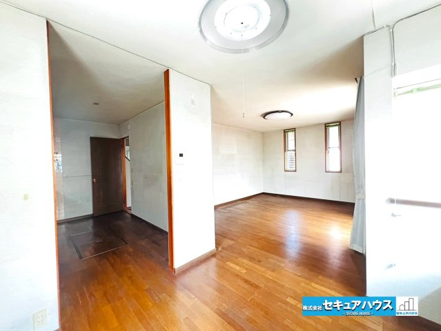 【中古戸建】日進市五色園1丁目の居間・リビング|【LDK18.5帖別角度】
◆キッチンが区切られているため匂いが広まりにくい設計です。また、生活感を隠せるのもメリットです♪人が来たときでも、キッチンのごちゃごちゃした部分を見せずにすみます。　　　