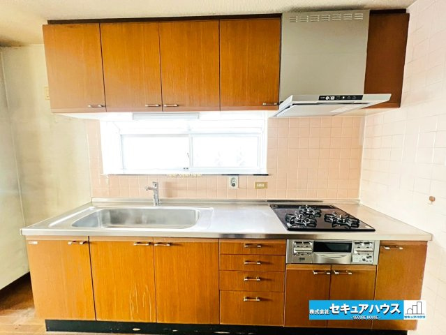【中古戸建】日進市五色園1丁目のキッチン|【キッチン】
◆同時にたくさんの料理が調理できる3口コンロ。「焼く・蒸す・煮る」の工程を同時進行で進めることができるので、料理を素早く作ることができます。育児でバタバタ忙しいママに嬉しい♪　　　　　　